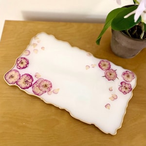 Dried Pressed Two-tone Pink and White Roses with Gold Geode Tray | Serving Platter | Charcuterie | Housewarming | Vanity Tray