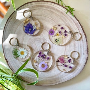 Pressed, Dried Flowers Round Resin Keychains | Custom Flowers and Designs | Mother’s Day Gift | Plant Lovers | Housewarming