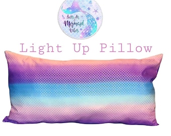 Almohada iluminada con escamas de sirena y nombre personalizado