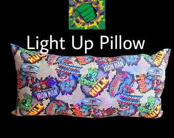 Almohada iluminada de superhéroe, decoración de habitación LED (89 cm)
