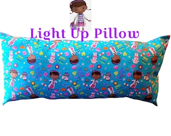 Almohada luminosa de Doctora Juguetes, 89 cm, ropa de cama para niñas