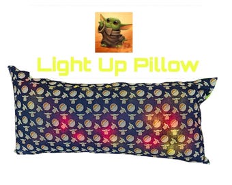 Baby Yoda de Star Wars, Baby Yoda, hito del bebé en formato SVG de Star Wars, bebé Mandela, regalos de Baby Yoda, bebé extraterrestre, almohada de Baby Yoda, luces LED