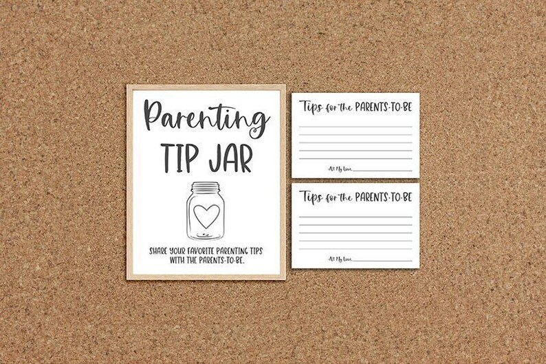 Peut inclure: Une pancarte blanche avec du texte noir qui dit "Parenting Tip Jar". Une illustration en noir et blanc d'un bocal en verre avec un c&oelig;ur &agrave; l'int&eacute;rieur se trouve sous le texte. La pancarte comprend &eacute;galement le texte "Partagez vos conseils de parentalit&eacute; pr&eacute;f&eacute;r&eacute;s avec les futurs parents". Deux cartes blanches avec du texte noir qui dit "Conseils pour les futurs parents" se trouvent sous la pancarte.