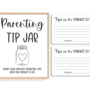 Peut inclure: Une pancarte blanche avec un cadre en bois qui dit "Parenting Tip Jar" avec un dessin d'un bocal en verre avec un c&oelig;ur &agrave; l'int&eacute;rieur. Deux cartes blanches avec du texte noir qui disent "Conseils pour les futurs parents" sont en dessous de la pancarte.