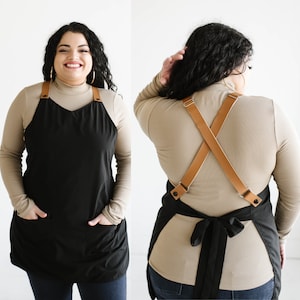 Grembiule incrociato personalizzabile con cinturini regolabili in pelle vegana.