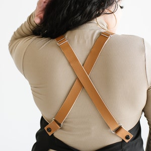 Hairstylist Apron with cross back vegan leather straps.