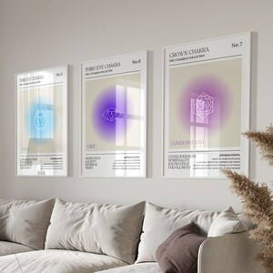 Könnte beinhalten: Drei minimalistische Poster mit Illustrationen von Chakren, den Energiezentren des Körpers. Die Poster sind mit "Drittes Auge Chakra", "Kronenchakra" und "Kehlchakra" beschriftet. Jedes Poster zeigt eine andere Farbe und ein anderes Symbol und enthält Text über die Funktion des Chakras und Affirmationen.