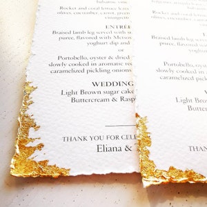 Carte del menu del matrimonio in oro con bordi rivestiti a mano e carte foglia d'oro / menu con lamina d'oro, menu con bordi grezzi, carte menu in oro / bordi deckled