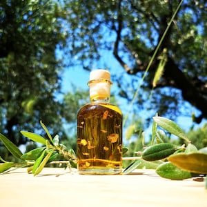 50ml di olio d'oliva e bomboniere in oro 24k, bomboniere uniche greche extra vergini di olio d'oliva infuse con oro commestibile con etichette. Spedizione rapida gratuita.