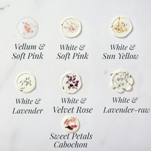 Peut inclure: Neuf sceaux de cire avec diff&eacute;rentes couleurs et arrangements floraux. Les sceaux de cire sont &eacute;tiquet&eacute;s avec les couleurs et les types de fleurs&nbsp;: Vellum & Soft Pink, White & Soft Pink, White & Sun Yellow, White & Lavender, White & Velvet Rose, White & Lavender-raw, Sweet Petals Cabochon.