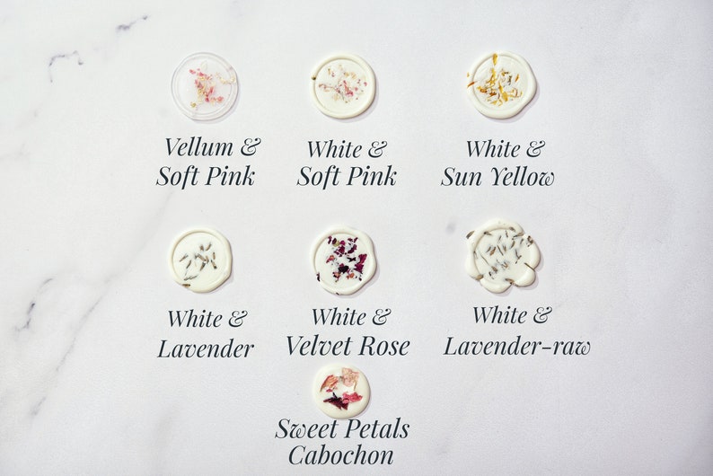 Peut inclure: Neuf sceaux de cire avec diff&eacute;rentes couleurs et arrangements floraux. Les sceaux de cire sont &eacute;tiquet&eacute;s avec les couleurs et les types de fleurs&nbsp;: Vellum & Soft Pink, White & Soft Pink, White & Sun Yellow, White & Lavender, White & Velvet Rose, White & Lavender-raw, Sweet Petals Cabochon.