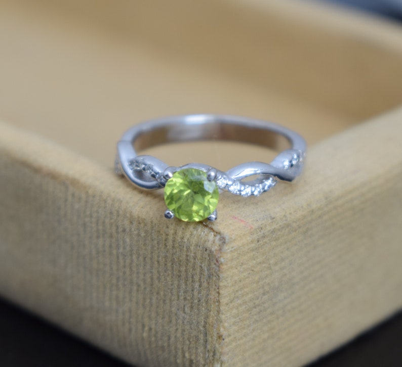 peridot ring stackable,peridot ring for woman,peridot ring silver,peridot ring vintage,peridot ring in engagement,peridot ring band,Jewelry