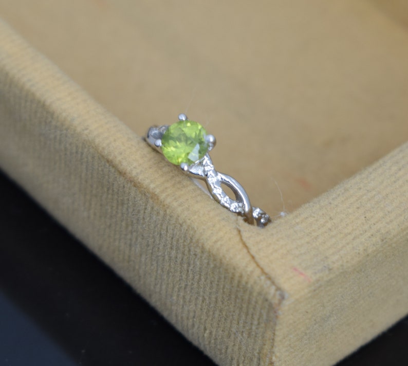 peridot ring stackable,peridot ring for woman,peridot ring silver,peridot ring vintage,peridot ring in engagement,peridot ring band,Jewelry