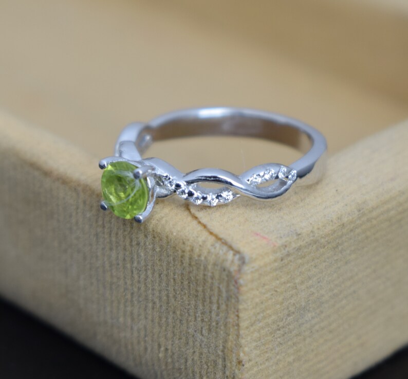 peridot ring stackable,peridot ring for woman,peridot ring silver,peridot ring vintage,peridot ring in engagement,peridot ring band,Jewelry