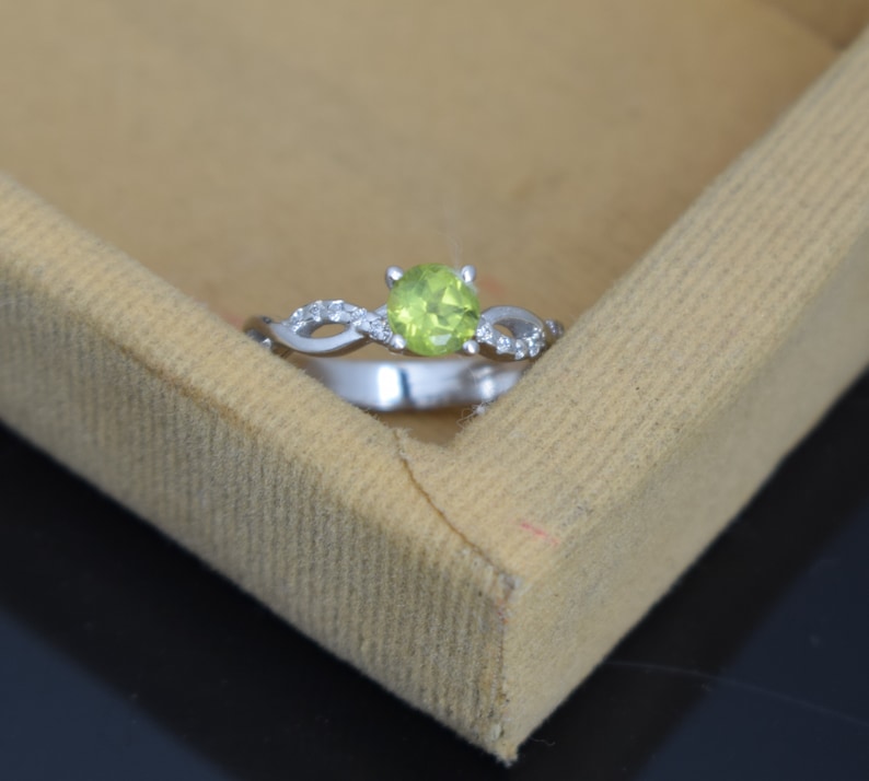 peridot ring stackable,peridot ring for woman,peridot ring silver,peridot ring vintage,peridot ring in engagement,peridot ring band,Jewelry