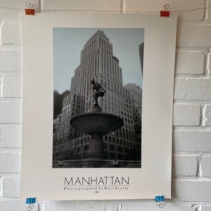 Poster originale, Manhattan, Bart Everly, bianco e nero, New York, fontana, grattacielo, retrò, città, vintage, decorazione, scultura, urbano