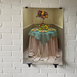 Original Poster, 1980er, Werbeposter, Tisch, Teller, Werbung, Obst, Kristallglas, Küche, Rose, Tischdecke, gelb, rot, retro, Einrichtung,