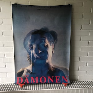 cartel original de gran tamaño, 1987, demonios, Lars Norén, teatro, teatro estatal, Kassel, actuación, retrato, vintage, decoración, azul, cara, texto