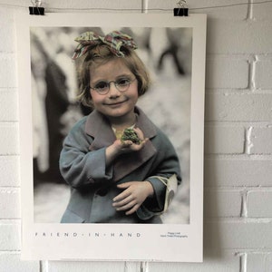 Poster originale, 1990, Peggy Lindt, Friend in Hand, foto, vintage, bambino, amicizia, occhiali, fascia per capelli, ragazza, animale domestico, Francia, b/n