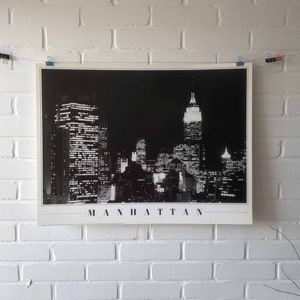 Manifesto originale, Manhattan, Charles Roff, bianco e nero, New York, anni '80, grattacielo, skyline, notte, luce, Empire State, vintage, decorazione