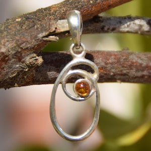 Colgante con forma de la letra inicial O, creado a partir de ámbar báltico natural y plata 925, ámbar coñac, MJ Baltica, BWLO