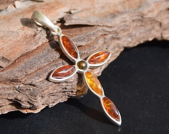 天然バルト海産琥珀と925シルバーを使用した繊細なペンダント