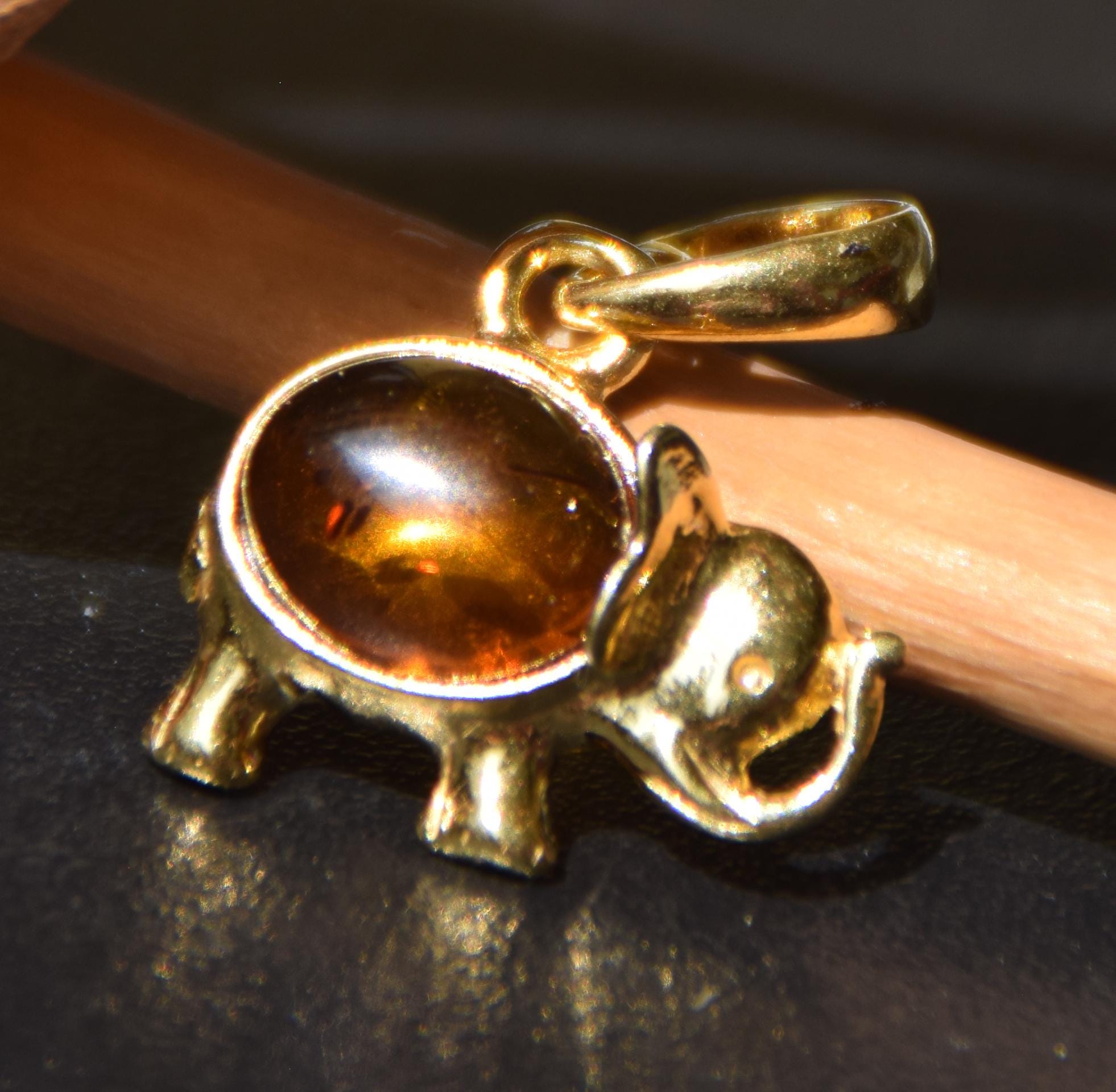 MJ Baltica, Pendant With Natural Baltic Amber and 18k Gold
