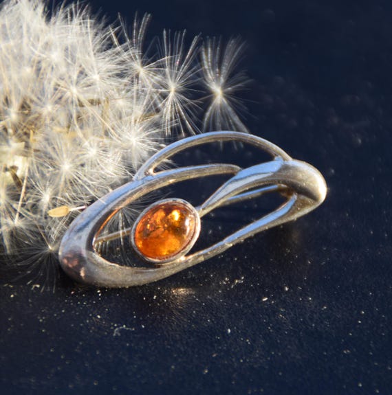 A696 デザイン シルバー 琥珀 ブローチ 久慈琥珀 フラワーデザイン