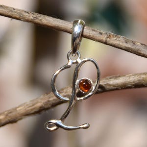 Pendentif en forme de lettre initiale L, créé à partir d'ambre naturel de la Baltique et d'argent 925, ambre cognac, MJ Baltica, BWLL