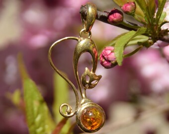 Pendant with natural Baltic Amber and 18k Gold Plated Silver, cognac amber, MJ Baltica, cat, BZW058