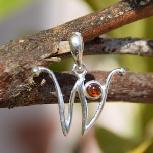 Colgante con la forma de la letra inicial W, creado a partir de ámbar báltico natural y plata 925, ámbar coñac, MJ Baltica, BWLW