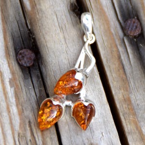 Ciondolo in argento in ambra cognac polacca, cabochon ovale da 5,75 carati