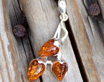 天然バルト海産琥珀と925シルバーを使用した繊細なペンダント