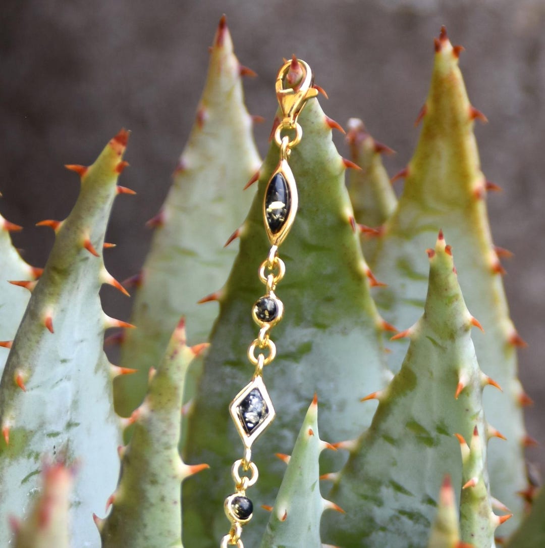 天然バルト海産琥珀を使用し、18金メッキシルバーにセットされた繊細な