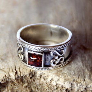 Massive and strong ring made of natural Baltic Amber and 925 Silver, cognac amber, MJ Baltica, BP080