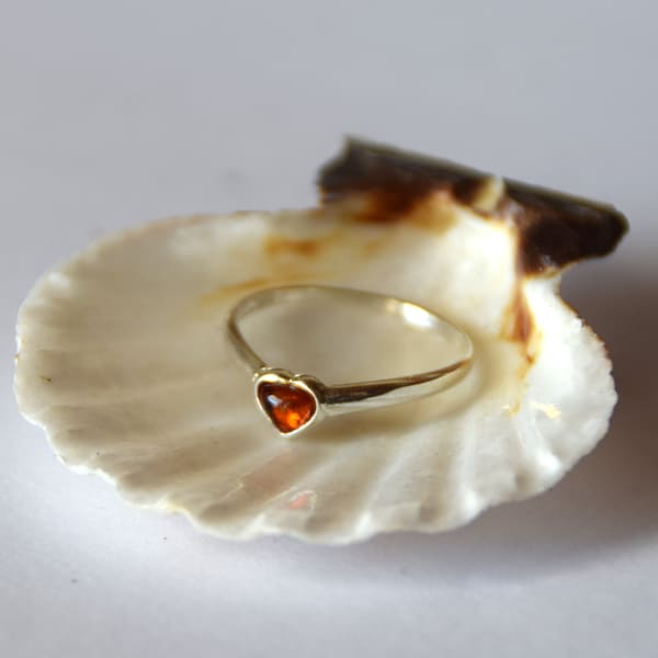 MJ Baltica, ring, natural Baltic amber, 925 silver, heart, little heart, delicate, elegant, modern, fine, cognac, BP101