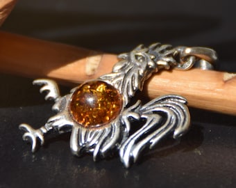 天然バルト海産琥珀と925シルバーを使用した繊細なペンダント