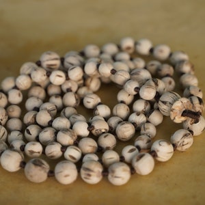 Perfekt rund Tulsi Mala 108 pärlor, precisionspolerat naturligt Japa-halsband för Hare Krishna-sång och meditation | Mayapurstore bild 7