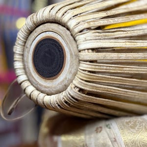 Nitai Balaram Mridanga-Trommel für Kirtan, Ton-Khol mit Rindsleder, traditionelles indisches Schlaginstrument aus Mayapur | Mayapurstore Bild 9