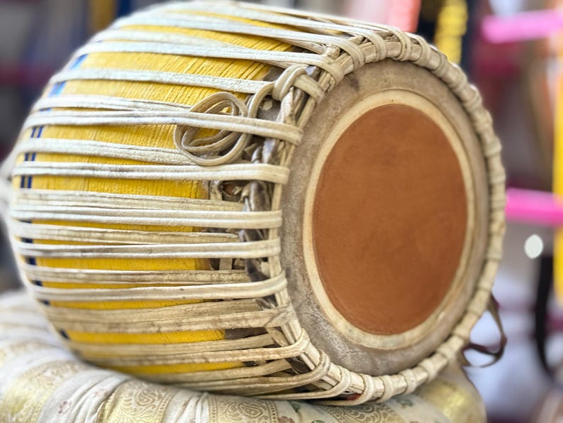 Nitai Balaram Mridanga-Trommel für Kirtan, Ton-Khol mit Rindsleder, traditionelles indisches Schlaginstrument aus Mayapur | Mayapurstore Bild 12