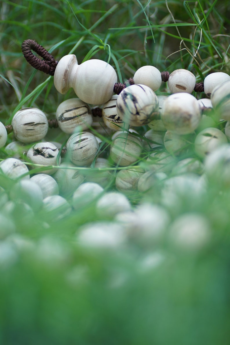 Perfekt rund Tulsi Mala 108 pärlor, precisionspolerat naturligt Japa-halsband för Hare Krishna-sång och meditation | Mayapurstore bild 8