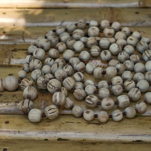 Perfekt rund Tulsi Mala 108 pärlor, precisionspolerat naturligt Japa-halsband för Hare Krishna-sång och meditation | Mayapurstore bild 5