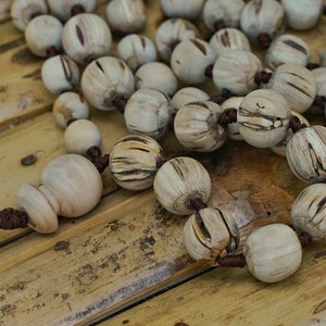 Perfekt rund Tulsi Mala 108 pärlor, precisionspolerat naturligt Japa-halsband för Hare Krishna-sång och meditation | Mayapurstore bild 3