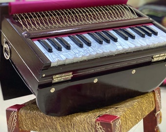 Harmônio de madeira de teca Harinam: instrumento portátil de kirtan com palhetas de palitana