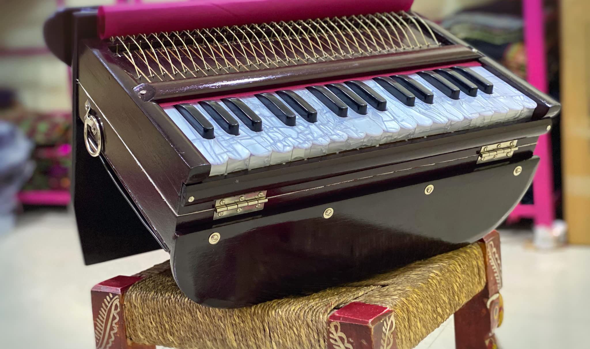 Hanging harmonium outlet