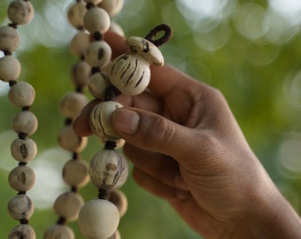 Perfekt rund Tulsi Mala 108 pärlor, precisionspolerat naturligt Japa-halsband för Hare Krishna-sång och meditation | Mayapurstore