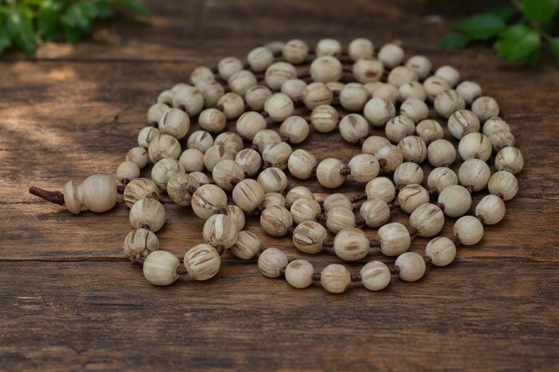 Perfekt rund Tulsi Mala 108 pärlor, precisionspolerat naturligt Japa-halsband för Hare Krishna-sång och meditation | Mayapurstore bild 4