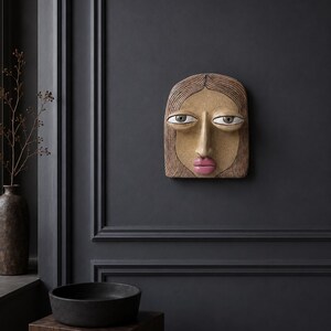 Maschera da parete in ceramica fatta a mano, scultura artistica del viso, decorazione artistica da parete unica, ritratto moderno in ceramica, decorazione astratta, arredamento artigianale per la casa