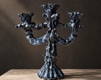 Sculpturale kandelaar, blauwe keramische kaarsenhouder voor een sfeervolle, donkere academische inrichting.