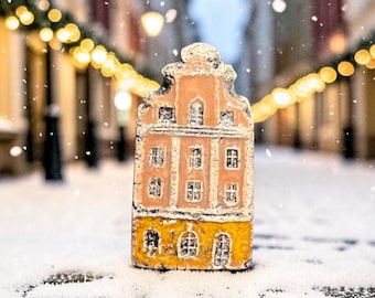 Kerstdorpje, huisje, handgemaakt keramisch Europees herenhuis, decoratie voor de besneeuwde schoorsteenmantel